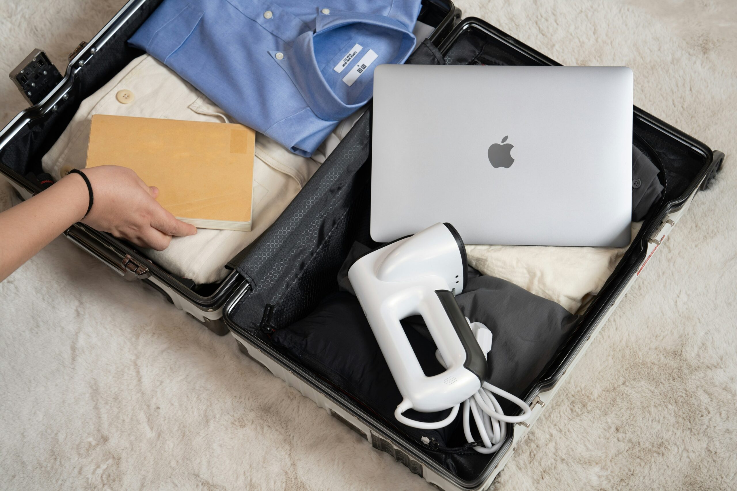 Image comparing small and large hardshell suitcase dimensions