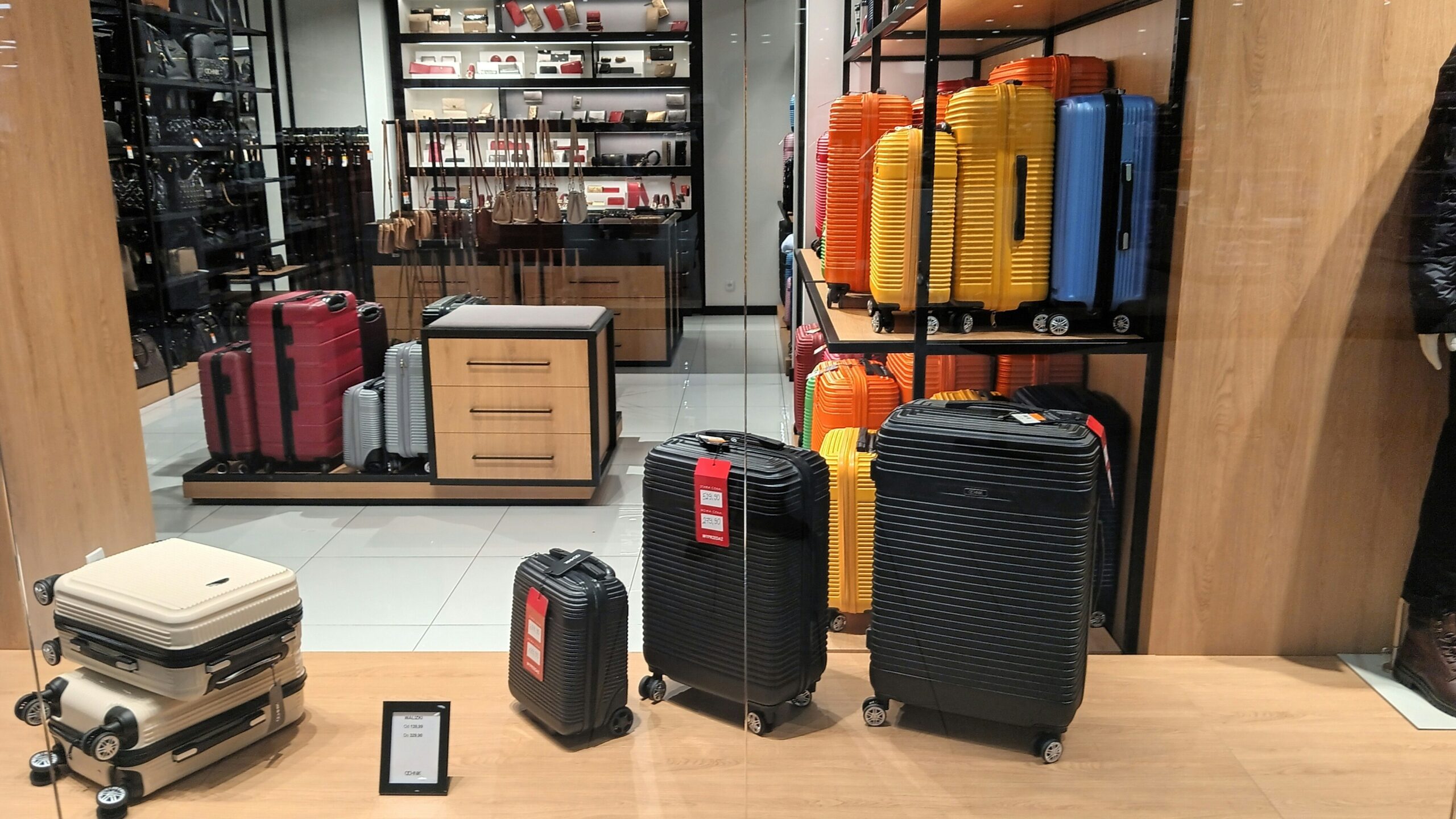 Comparison of polycarbonate vs aluminum vs ABS plastic suitcases