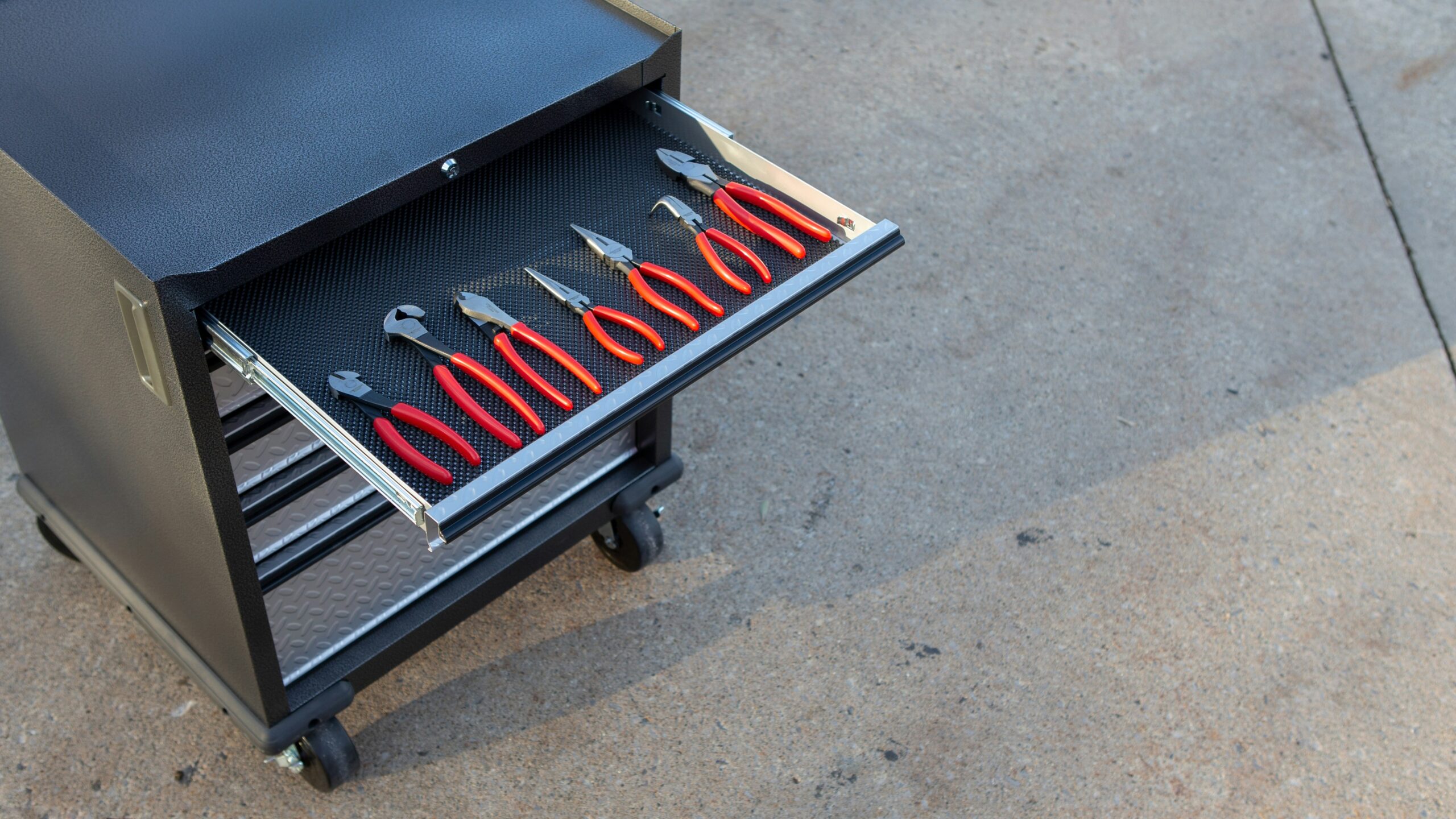 A broken suitcase handle causing traveler frustration