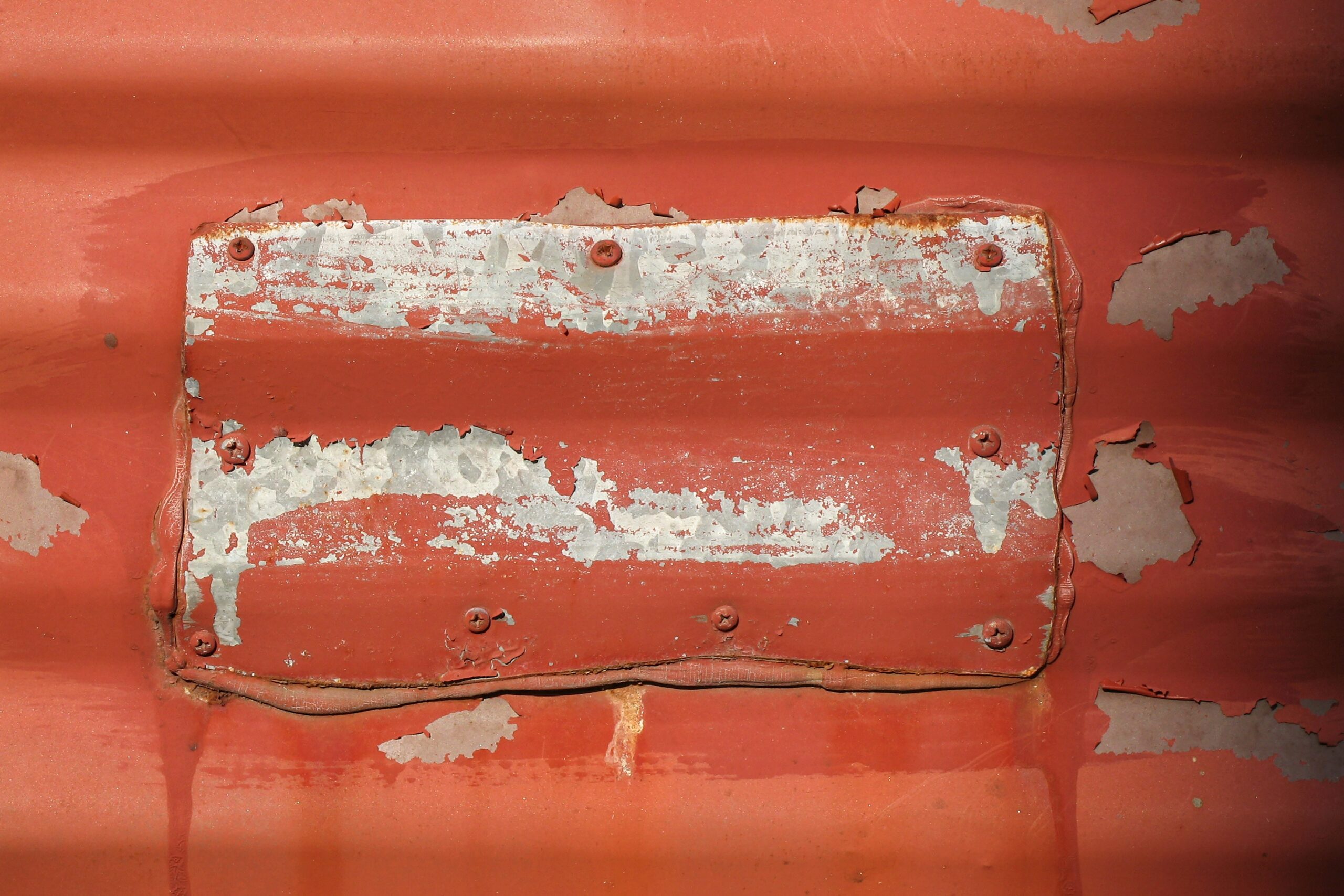 Close-up image showing durable aluminum-reinforced suitcase handle