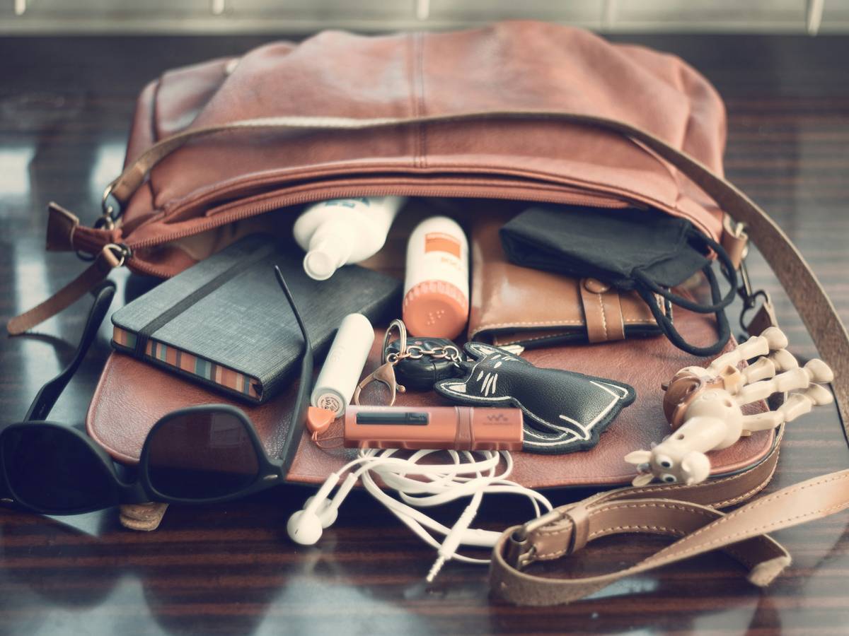 Comparison between polycarbonate and aluminum suitcases